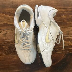 FREE SHIPPING 🏃‍♀️ ✨Nike Air women's training white lace up athletic shoe.